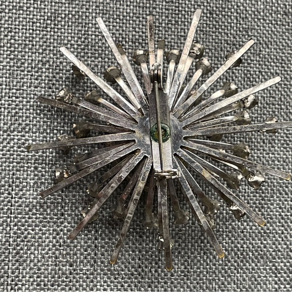 Vintage mid century Starburst Brooch with Central Pearl. 1960’s Metal Brutalist - Picture 5 of 7